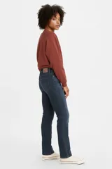 Jeans Levi's® 314 Shaping Straight de tiro medio, corte ajustado en cadera y muslos, y pierna recta. Confeccionados con tecnología Tummy-Slimming y Levi's® Sculpt Hypersoft para mayor comodidad y ajuste.