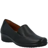 Zapato tipo slip on de cuero liso color negro, con elástico en los laterales y plantilla con relieves para mayor circulación de aire.