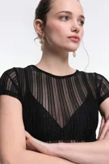 Body negro de encaje con rayas verticales y mangas cortas.