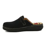 Zuecos color marrón con perforaciones en la parte delantera, tira con hebilla ajustable y suela de goma.