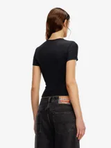 Camiseta blanca de manga corta, corte ajustado y cuello redondo, con un pequeño logo bordado en color rojo en el centro del pecho.