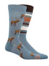 Par de calcetines largos de hombre, uno celeste con diseño de alces marrones y otro celeste con rayas horizontales marrones y blancas.