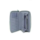 Billetera verde de cuero sintético con cierre perimetral, logo XL grabado en el frente y herrajes plateados. Cuenta con 16 compartimentos internos y un bolsillo con cierre.