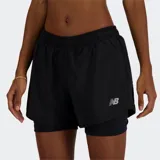 Short de running New Balance 2 en 1 para mujer, color negro, con tejido elástico de poliéster que absorbe la humedad y forro incorporado. Presenta un pequeño logo NB volador en el lateral.