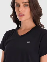 Remera deportiva negra de manga corta con cuello en V, confeccionada en tela de secado rápido.