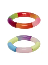 Pulsera elástica con tubos plásticos de colores.