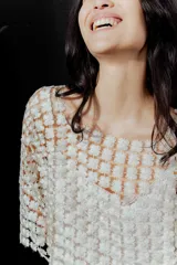 Blusa con diseño de mini flores, mangas 3/4 y cuello cuadrado.