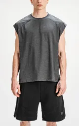 Musculosa gris de corte holgado, con cuello redondo y sisas amplias.
