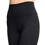 Calza deportiva negra de tiro alto, corte al tobillo, con bolsillos externos a los costados de los muslos y bolsillo trasero en la cintura.