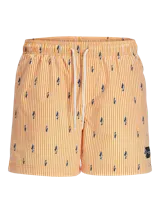 Short de baño naranja con rayas verticales blancas y estampado de tiburones azules. Cuenta con cintura elástica ajustable con cordón blanco.