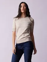 Buzo tejido en hilado fino color beige con rayas horizontales blancas, marca Cable & Gauge.