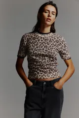 Remera corta de punto fino con estampado de leopardo, cuello redondo y mangas cortas.