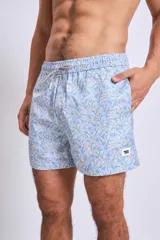 Short de baño azul marino con rayas verticales blancas, corte a la mitad del muslo y pretina elástica.