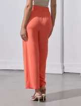 Pantalón negro de pierna ancha, marca Ninety. Con pretina ancha y elastizada.