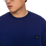 Remera azul de manga corta con bolsillo en el pecho y logo de la marca en la etiqueta.