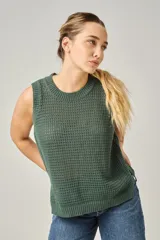 Chaleco de punto calado color verde militar, con cuello redondo y sisas amplias.