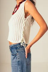 Musculosa marrón de tejido de punto acanalado, sin mangas y corte ajustado.