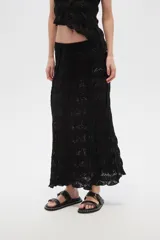 Falda larga negra de broderie y poliamida, corte recto.