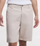 Bermuda masculina de sarga color rosado, con corte recto y bolsillos laterales.