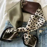 Pañuelo de seda con estampado animal print, detalles en verde militar y marrón.