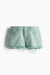 Short de jean color verde agua, de tiro medio, con cinco bolsillos y terminaciones desflecadas.