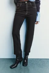 Pantalón de jean marrón oscuro, de tiro alto, corte slim fit y bootcut, con cinco bolsillos y pespuntes a contraste.
