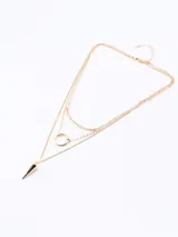 Collar dorado de doble cadena con dije de barra horizontal y dije de cono invertido.