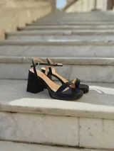 Sandalias negras de tacón bloque con pulsera al tobillo.