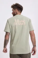 Remera verde claro de manga corta con cuello redondo y logo estampado en el pecho.