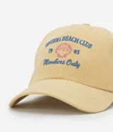 Gorra de sarga color amarillo con visera curva y bordado frontal de una concha de mar y texto "Riviera Beach Club".
