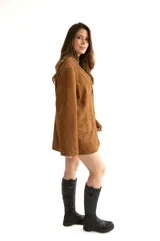 Blazer camel de corte oversize, con cuello clásico, solapas y bolsillos delanteros.