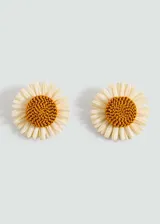 Par de aros con forma de margarita, con centro tejido color mostaza y pétalos de rafia color crema.