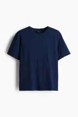 Remera azul marino de corte recto y cuello redondo.