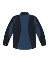 Camisa de denim negro y azul con cortes curvos y simétricos, cierre frontal de alpaca, cuello en cuero vacuno y bolsillos delanteros con bordado del logo Temblad.