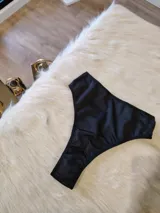Bombacha tipo tanga de lycra color negro.