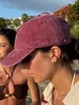 Gorra de béisbol color marrón con bordado frontal de la palabra "MILO" en color dorado.