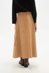 Falda larga color camel, corte evasé, confeccionada en algodón, con un bolsillo cargo grande en el lateral derecho.