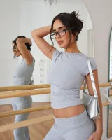 Top tipo baby tee de manga corta, ajustado al cuerpo, en tejido de algodón elastizado color gris melange.