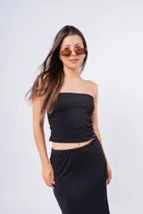 Top strapless color rojo, con corte crop y confeccionado en tejido de punto elástico.