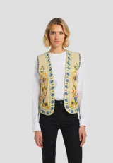 Chaleco sin mangas color crema con bordado floral multicolor.