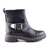 Bota corta negra de cuero con hebilla decorativa y suela track.
