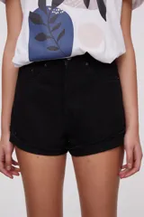 Short negro de mezclilla ajustado con detalles desflecados en el dobladillo.