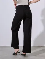 Pantalón en gabardina elastizada de pierna recta, con pretina que incluye hebilla y botón en laterales, y bolsillos traseros.