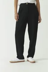 Pantalón negro de viscosa y lino, con bolsillos laterales con cierre.