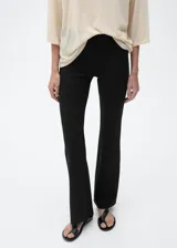 Pantalón negro acampanado de tiro alto.