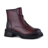 Bota corta negra de cuero sintético, con caña baja, cierre frontal con cremallera, suela track y taco cuadrado bajo.