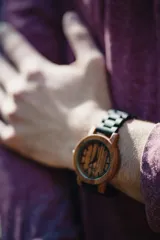 Reloj de pulsera con caja de madera de sándalo rojo y malla de madera de chacate preto.