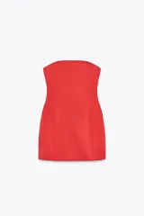 Vestido corto rojo de escote recto y hombros descubiertos, con forro interior tipo shorts y cierre trasero con cremallera oculta.