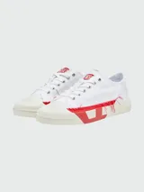 Zapatillas bajas de lona blancas con detalles deshilachados y aplique lateral de goma roja con el logo 'D' de Diesel. Presentan puntera de goma color crema y cordones blancos.