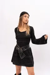 Vestido corto negro tejido con lurex, escote redondo y mangas largas.